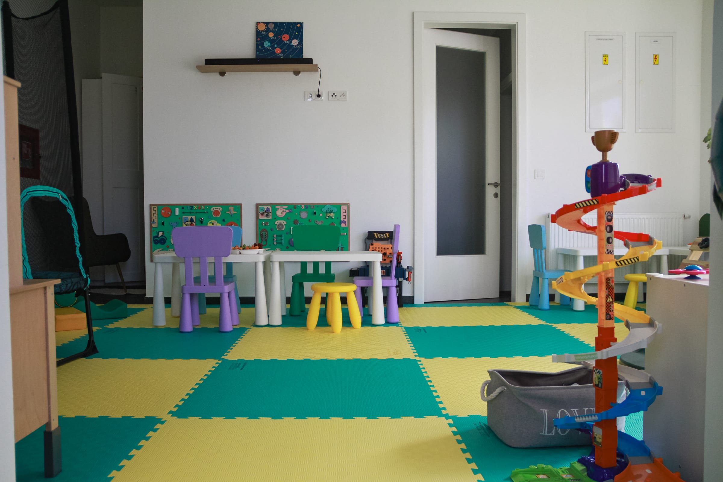 Prostor Simba družionice s dječjim stolovima, stolicama i igračkama